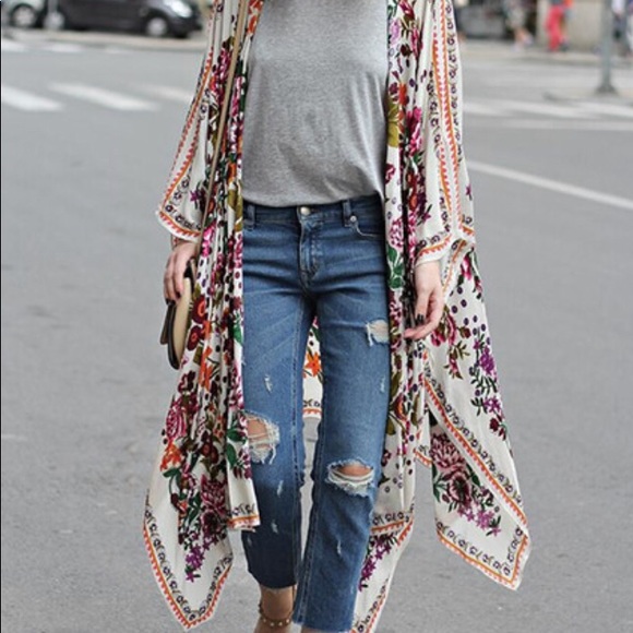 ONLY ONE LEFT!!π Floral kimono π - Picture 3 of 4
